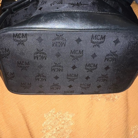 MCM Black and Gold Drawstring Bucketbag - Picture 10 of 13